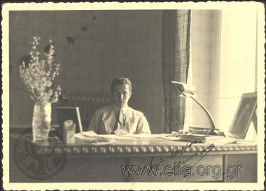 Άνδρας σε γραφείο.