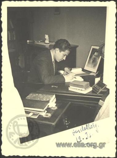 Άνδρας σε γραφείο.