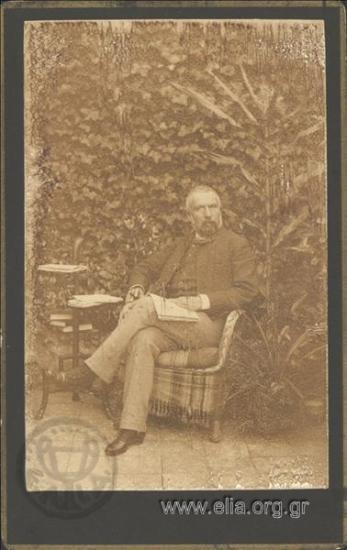 Ο Στέφανος Κ. Καραθεοδωρή σε κήπο.