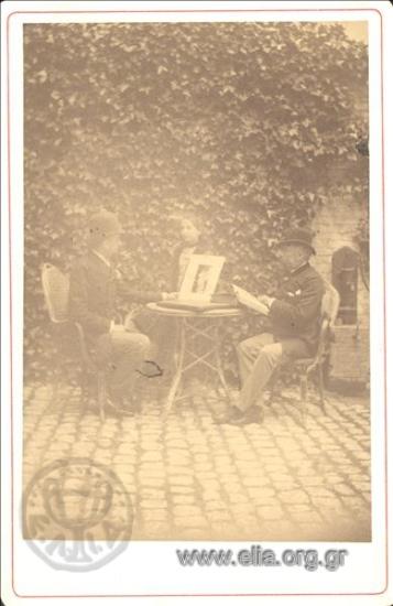 Ο Στέφανος Κ. Καραθεοδωρή, η κόρη του Ιουλία και ένας άνδρας σε αυλή.