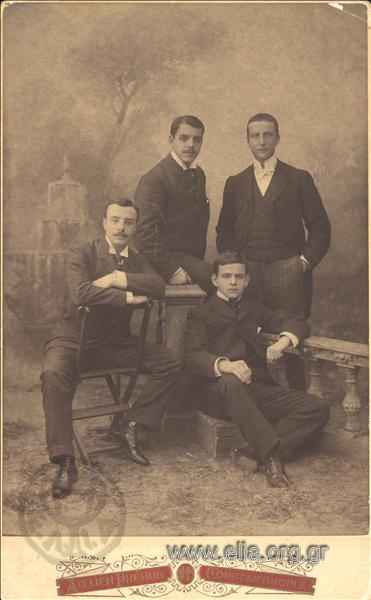 Ομαδικό πορτραίτο, ο Κωνσταντίνος Στ. Καραθεοδωρή και τρεις άνδρες.