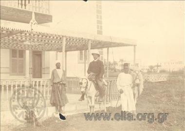 Ο Κωνσταντίνος Στ. Καραθεοδωρή καβάλα σε γαϊδούρι έξω από κατοικία.