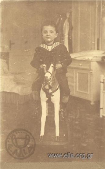 Ο μικρός Στέφανος Κ. Καραθεοδωρής σε κουνιστό αλογάκι.