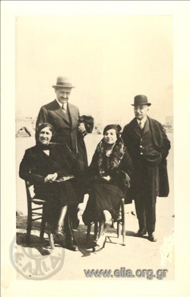 Ο Θεόδωρος Τουρκοβασίλης, η κυρία Τουρκοβασίλη με το ζεύγος Παναγή και Λίνας Τσαλδάρη.