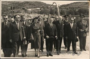 Σοφοκλής Βενιζέλος και Θεόδωρος Τουρκοβασίλης και συνοδεία, σε εκδήλωση.
