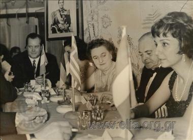 Η Ρεβέκα Τουρκοβασίλη σε γεύμα.