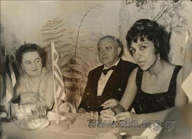 Η Ρεβέκα Τουρκοβασίλη σε γεύμα.