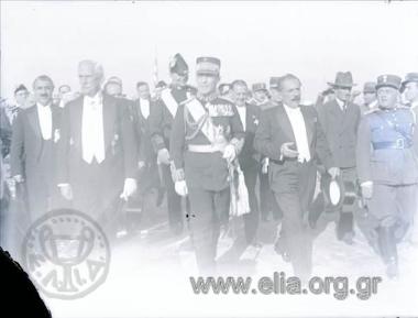 25 Νοεμβρίου. Στιγμιότυπο από την επιστροφή του Γεωργίου Β'.  Δεξιά ο αντιβασιλεύς και πρωθυπουργός Γεώργιος Κονδύλης.