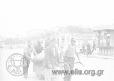 Μεταφορά αλεύρων από τον Ερυθρό Σταυρό μετά την απελευθέρωση.