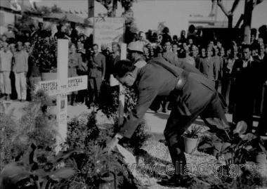 Ο στρατηγός Στέφανος Σαράφης καταθέτει στεφάνι στον τάφο του ταγματάρχη του ΕΛΑΣ Γεωργίου Ρούγκα.