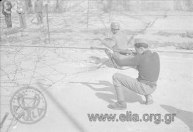 Ελασίτες οπλισμένοι σε θέση μάχης.