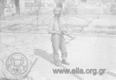 Ελασίτες οπλισμένοι σε θέση μάχης.