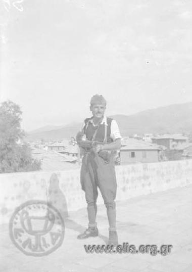 Ελασίτες οπλισμένοι σε θέση μάχης.