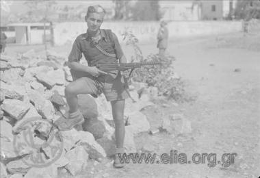 Ελασίτες οπλισμένοι σε θέση μάχης.