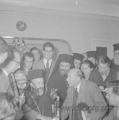 Στιγμιότυπο από την ομιλία του Αρχιεπισκόπου Μακάριου στο ξενοδοχείο Μεγάλη Βρετανία.