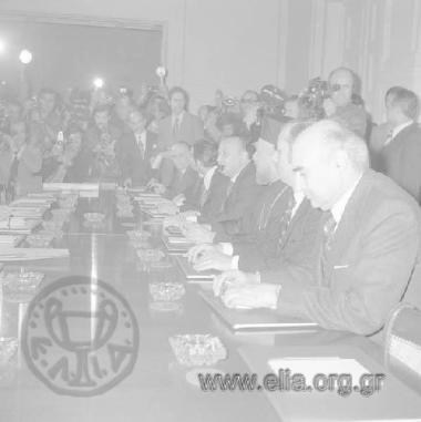 Στιγμιότυπο από την ομιλία του Αρχιεπισκόπου Μακάριου στο ξενοδοχείο Μεγάλη Βρετανία.