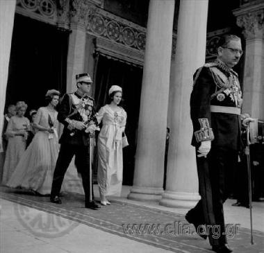 Ημέρα ορκομωσίας Κωνσταντίνου. Το βασιλικό ζεύγος εξέρχεται από τη Μητρόπολη.