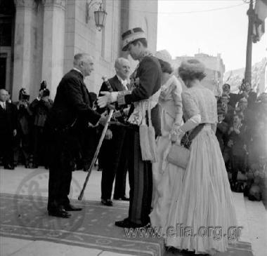 The swearing-in of King Konstantinos. Athanasiadis Novas and Georgios Papandreou welcome the royal couple