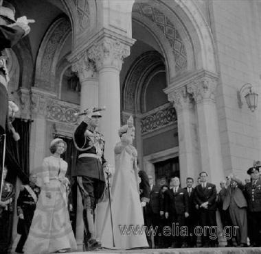 Ημέρα ορκομωσίας Κωνσταντίνου. Το βασιλικό ζεύγος εξέρχεται από τη Μητρόπολη.