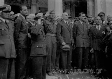 Ο αρχηγός της Αστυνομίας Έβερτ και στρατιωτικοί της ταξιαρχίας του Ρίμινι έξω από τη Βουλή.