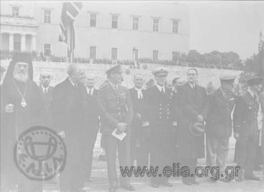18 Οκτωβρίου. Η ελληνική και αγγλική ηγεσία παρακολουθούν την παρέλαση των συμμαχικών και ελληνικών ταξιαρχιών.