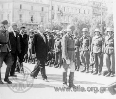 Αποχώρηση του γερμανικού στρατού κατοχής από την Αθήνα, 12 Οκτωβρίου: καταθέσεις στεφάνων στον Άγνωστο Στρατιώτη από τον Διοικητή των Γερμανών Αξιωματικών. Στο κέντρο ο δήμαρχος Αθηναίων, Άγγελος Γεωργάτος.
