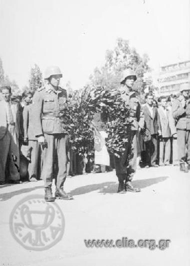 Αποχώρηση του γερμανικού στρατού κατοχής από την Αθήνα, 12 Οκτωβρίου: καταθέσεις στεφάνων στον Άγνωστο Στρατιώτη από τον Διοικητή των Γερμανών Αξιωματικών. Στην τελετή παρευρέθησαν ο δήμαρχος Αθηναίων Άγγελος Γεωργάτος και το δημοτικό συμβούλιο.