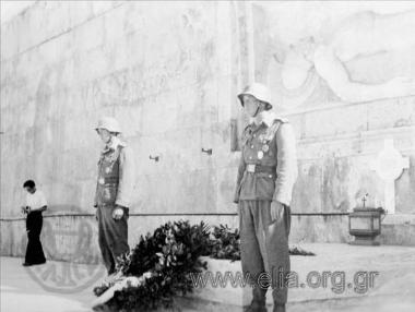 Αποχώρηση του γερμανικού στρατού κατοχής από την Αθήνα, 12 Οκτωβρίου: καταθέσεις στεφάνων στον Άγνωστο Στρατιώτη από τον Διοικητή των Γερμανών Αξιωματικών.