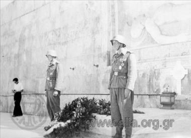 Αποχώρηση του γερμανικού στρατού κατοχής από την Αθήνα, 12 Οκτωβρίου: καταθέσεις στεφάνων στον Άγνωστο Στρατιώτη από τον Διοικητή των Γερμανών Αξιωματικών.