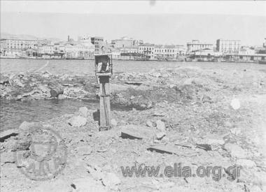 Τμήμα του λιμένα μετά το βομβαρδισμό από τις αποχωρούσες γερμανικές δυνάμεις κατοχής.