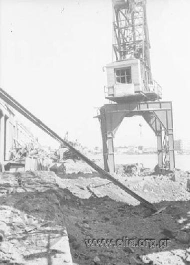 Τμήμα του λιμένα μετά το βομβαρδισμό από τις αποχωρούσες γερμανικές δυνάμεις κατοχής.