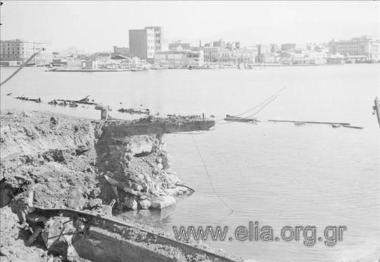 Τμήμα του λιμένα μετά το βομβαρδισμό από τις αποχωρούσες γερμανικές δυνάμεις κατοχής.