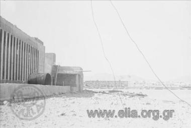 Τμήμα του λιμένα μετά το βομβαρδισμό από τις αποχωρούσες γερμανικές δυνάμεις κατοχής.