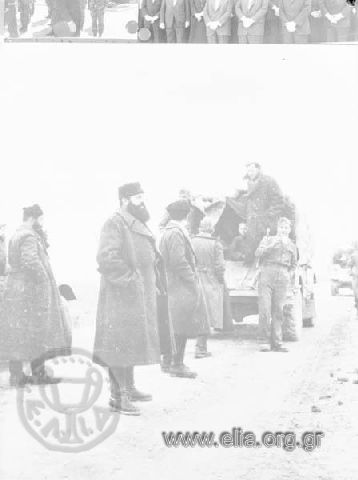 Ο στρατηγός του ΕΛΑΣ Άρης Βελουχιώτης μαζί με τους άνδρες του σε μια τροφοδοσία πολεμικού υλικού.