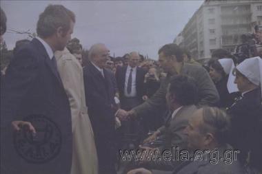 Εορτασμός της 25ης Μαρτίου: ο πρόεδρος της Δημοκρατίας Κωνσταντίνος Καραμανλής χαιρετά ανπήρους πολέμου.