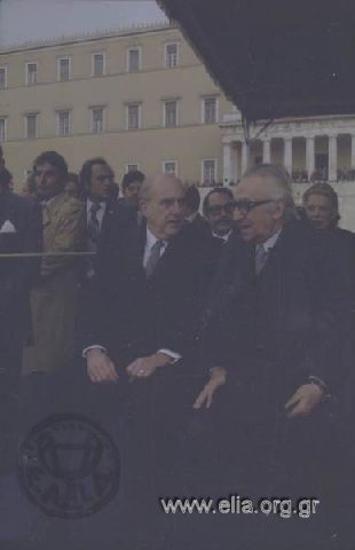 Εορτασμός 25ης Μαρτίου: ο πρωθυπουργός Ανδρέας Παπανδρέου και μέλη της κυβερνήσεώς του ετοιμάζονται να παρακολουθήσουν την παρέλαση.