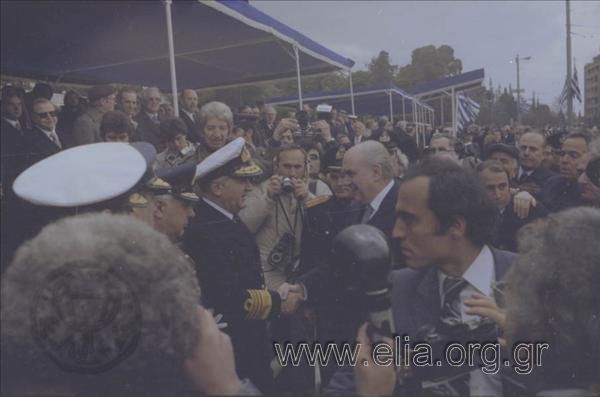 Εορτασμός της 25ης Μαρτίου: ο πρωθυπουργός Ανδρέας Παπανδρέου χαιρετά τον αρχηγό ΓΕΕΘΑ, ναύαρχο Θεόδωρο Ντεγιάννη.