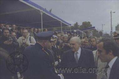 Εορτασμός της 25ης Μαρτίου: ο πρωθυπουργος Ανδρέας Παπανδρέου χαιρετά ανώτατο στρατιωτικό.