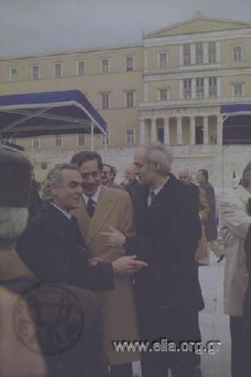 Εορτασμός της 25ης Μαρτίου: ο Άκης Τσοχατζόπουλος - υπουργός Δημοσίων Έργων, ο Γεώργιος Κατσιφάρας - υφυπουργός προεδρίας της Κυβερνήσεως και ο Απόστολος Κακλαμάνης -υπουργός Εργασίας, στο Σϋνταγμα για τις εορταστικές εκδηλώσεις.