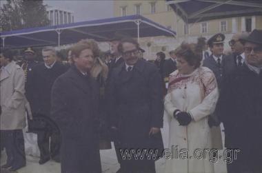 Εορτασμός της 25ης Μαρτίου: ο Ελευθέριος Βερυβάκης, υπουργός Εθνικής Παιδείας και Θρησκευμάτων της κυβέρνησης Α. Παπανδρέου, στο Σύνταγμα για τις εορταστικές εκδηλώσεις.