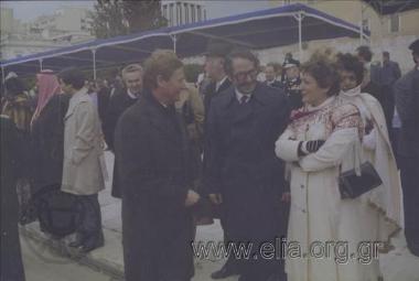 Εορτασμός της 25ης Μαρτίου: ο Ελευθέριος Βερυβάκης, υπουργός Εθνικής Παιδείας και Θρησκευμάτων της κυβέρνησης Α. Παπανδρέου, στο Σύνταγμα για τις εορταστικές εκδηλώσεις.