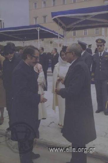 Εορτασμός της 25ης Μαρτίου: ο Ελευθέριος Βερυβάκης, υπουργός Εθνικής Παιδείας και Θρησκευμάτων της κυβέρνησης Α. Παπανδρέου, στο Σύνταγμα για τις εορταστικές εκδηλώσεις.