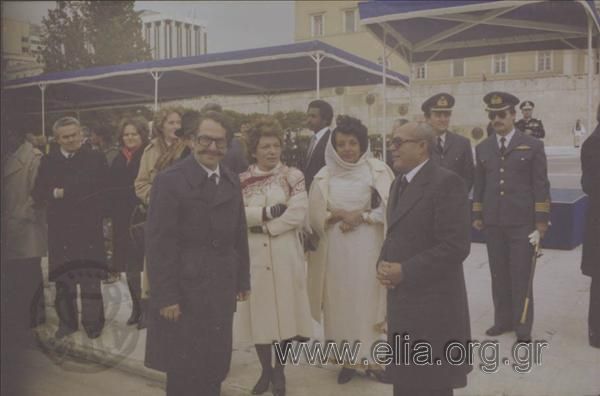 Εορτασμός της 25ης Μαρτίου: ο Ελευθέριος Βερυβάκης, υπουργός Εθνικής Παιδείας και Θρησκευμάτων της κυβέρνησης Α. Παπανδρέου, στο Σύνταγμα για τις εορταστικές εκδηλώσεις.