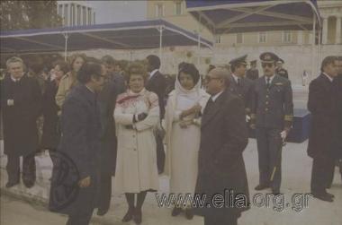 Εορτασμός της 25ης Μαρτίου: ο Ελευθέριος Βερυβάκης, υπουργός Εθνικής Παιδείας και Θρησκευμάτων της κυβέρνησης Α. Παπανδρέου, στο Σύνταγμα για τις εορταστικές εκδηλώσεις.