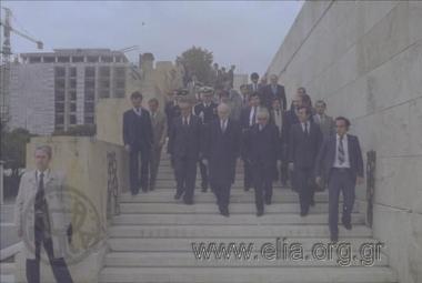 Εορτασμός της 25ης Μαρτίου: ο πρωθυπουργός Ανδρέας Παπανδρέου κατευθύνεται στο μνημείο του Άγνωστου Στρατιώτη.