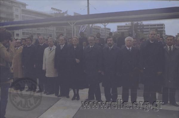 Εορτασμός της 25ης Μαρτίου, μέλη της κυβέρνησης Α. Παπανδρέου (από αριστερά): Ευάγγελος Γιαννόπουλος-υπουργός Συγκοινωνιών, Αντώνης Τρίτσης - υπουργός Χωροταξίας, Οικισμού και Περιβάλλοντος, Άκης Τσοχατζόπουλος - υπουργός Δημοσίων Έργων, Παρασκευάς Αυγερινός - υπουργός Κοινωνικών Υπηρεσιών, Αναστάσιος Πεπονής - υπουργός Βιομηχανίας και Ενέργειας, Μελίνα Μερκούρη - υπουργός Πολιτισμού και Επιστημών, Ελευθέριος Βερυβάκης - υπουργός Εθνικής Παιδείας και Θρησκευμάτων, Γιώργος Γεννηματάς - υπουργός Εσωτερικών, Ιωάννης Χαραλαμπόπουλος (δεύτερος από δεξιά) - υπουργός Εξωτερικών.