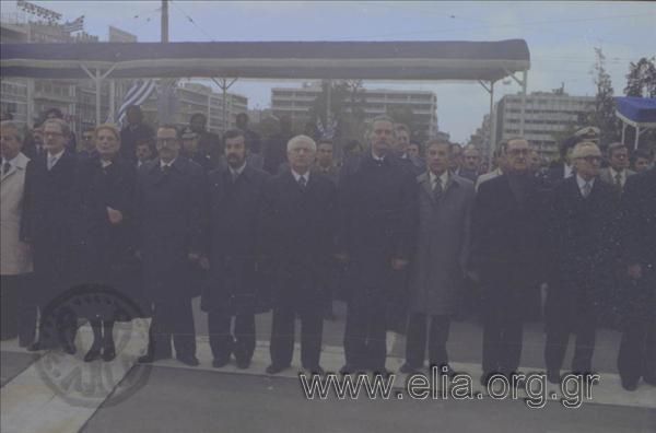 Εορτασμός της 25ης Μαρτίου, μέλη της κυβέρνησης Α. Παπανδρέου (από αριστερά): Παρασκευάς Αυγερινός - υπουργός Κοινωνικών Υπηρεσιών, Αναστάσιος Πεπονής - υπουργός Βιομηχανίας και Ενέργειας, Μελίνα Μερκούρη - υπουργός Πολιτισμού και Επιστημών, Ελευθέριος Βερυβάκης - υπουργός Εθνικής Παιδείας και Θρησκευμάτων, Γιώργος Γεννηματάς - υπουργός Εσωτερικών, Ιωάννης Χαραλαμπόπουλος (τέταρτος από δεξιά) - υπουργός Εξωτερικών.