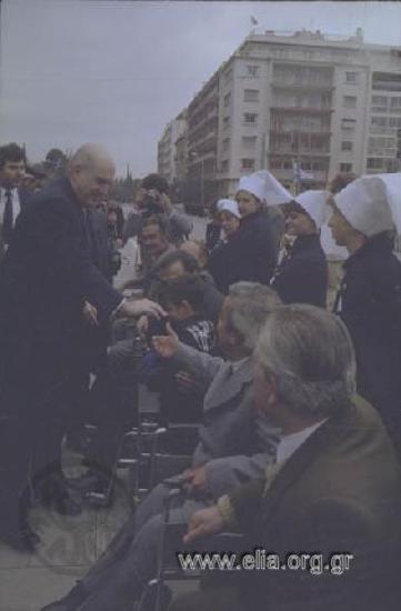 Εορτασμός της 25ης Μαρτίου: ο πρωθυπουργός, Ανδρέας Παπανδρέου, χαιρετά ανάπηρους πολέμου.