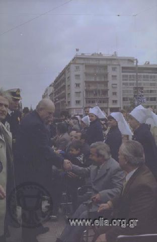 Εορτασμός της 25ης Μαρτίου: ο πρωθυπουργός, Ανδρέας Παπανδρέου, χαιρετά ανάπηρους πολέμου.
