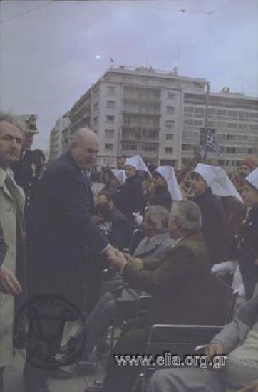 Εορτασμός της 25ης Μαρτίου: ο πρωθυπουργός, Ανδρέας Παπανδρέου, χαιρετά ανάπηρους πολέμου.